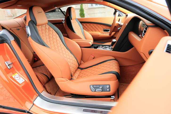 アクセントの効いた“コントラストカラー”が採用された、「コンチネンタルGTスピード ブラックエディション」のインテリア。テスト車の前席には、オプションのベンチレーション機能およびマッサージ機能が備わっていた。