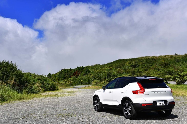 キックアップしたCピラーまわりやL字型のリアコンビランプは、「XC40」のエクステリアにおける特徴のひとつ。「B5」および「B4」ではリアバンパーのデザインが改められ、エキゾーストパイプが目に入らなくなった。