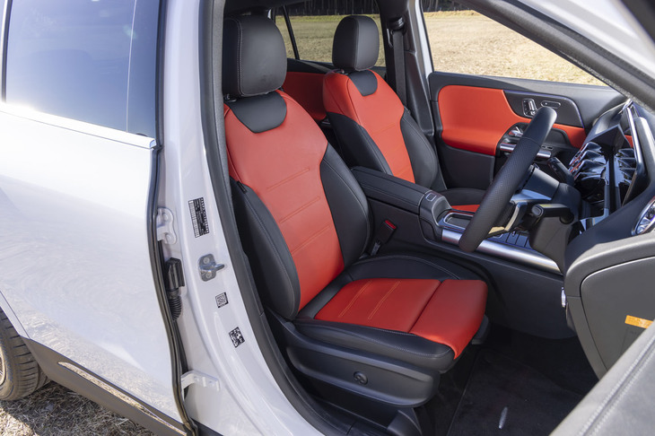 赤と黒のコントラストが鮮烈なシート表皮は「AMGラインパッケージ」を装着したうえでさらに追加コストが必要な「AMGレザーエクスクルーシブパッケージ」によるもの。ブラック単色も選べる。