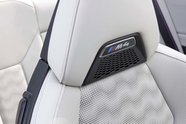 前席にはヘッドレスト部から温風を送り乗員の首まわりを温める機能が備わる。