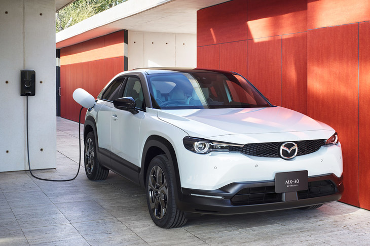 マツダは「MX-30 EVモデル」の販売に際し、エンジン車に慣れたユーザーにも購入を検討してもらえるよう、エンジン車と同等の残価率を設定した残価設定型クレジットを用意している。