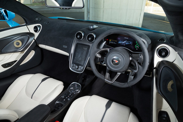 インテリアの設計やデザインについては、基本的にクーペと共通。スーパーカーとしては広々とした視界が特徴で、ストレスを感じることなくドライビングを楽しむことができる。