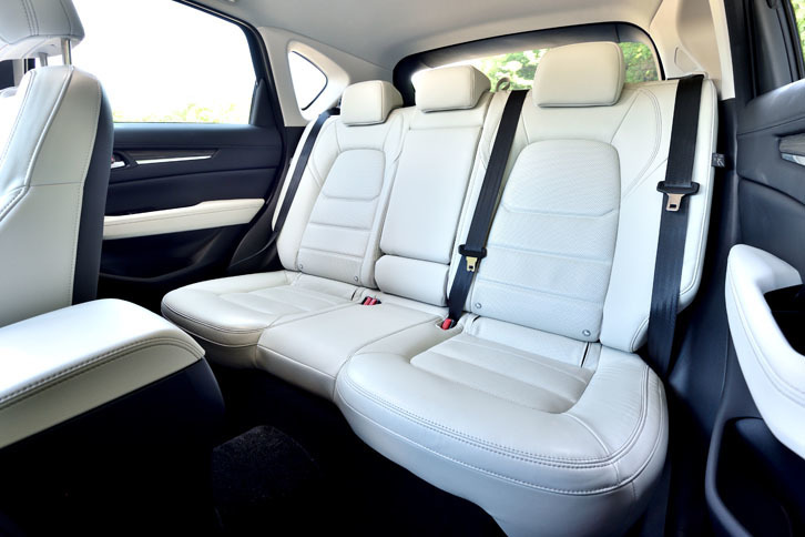 2段階のリクライニング機構が備わるリアシート。「Lパッケージ」にはシートヒーターも装備されている。