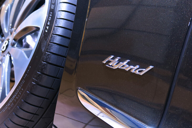 ベントレー・フライングスパー ハイブリッド（「Hybrid」バッジ）