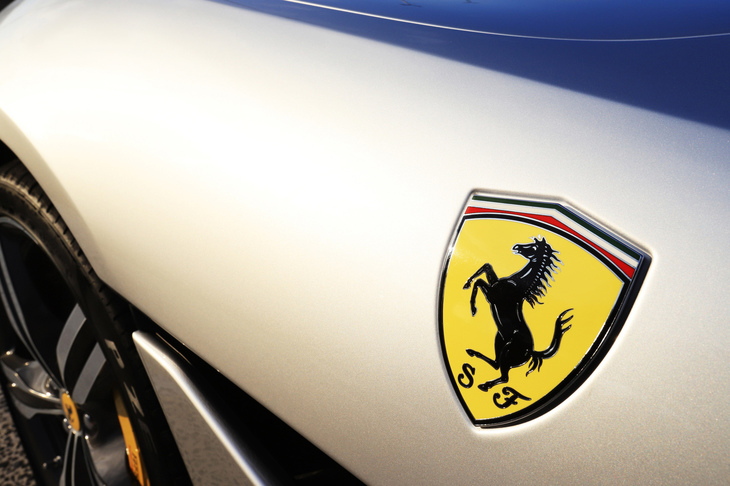 フロントフェンダーに装着される、ご存じ“跳ね馬”のエンブレム。