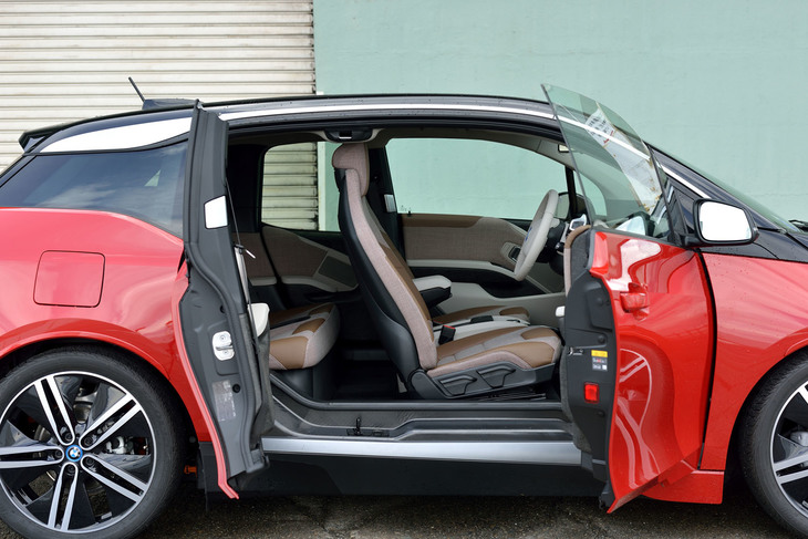 フロントドアは前ヒンジ、リアドアは後ろヒンジで開閉する。大きな開口部が得られるものの、リアドアを開閉するためには、まずフロントドアを開ける必要がある。