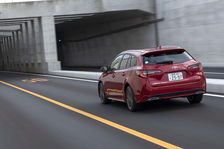 サスペンションはフロントがマクファーソンストラット式でリアがダブルウイッシュボーン式。現行の「カローラ」シリーズで減衰力可変ダンパーを選べるのは「カローラ スポーツ」のみとなっている。