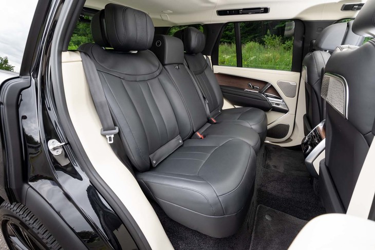 標準ホイールベースでも後席の足元はご覧のとおりの広さ。ロングホイールベースモデルには「レンジローバー」としては初となる3列・7人乗り仕様もラインナップされる。