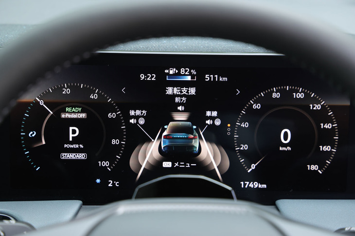 「アドバンスドドライブアシストディスプレイ」と呼ばれる運転席前の12.3インチカラー液晶パネル。メーターは、円形メーターをモチーフとしたクラシック表示（写真）と、ADAS情報などをメインとするシンプルなエンハンス表示の2種類から選択できる。