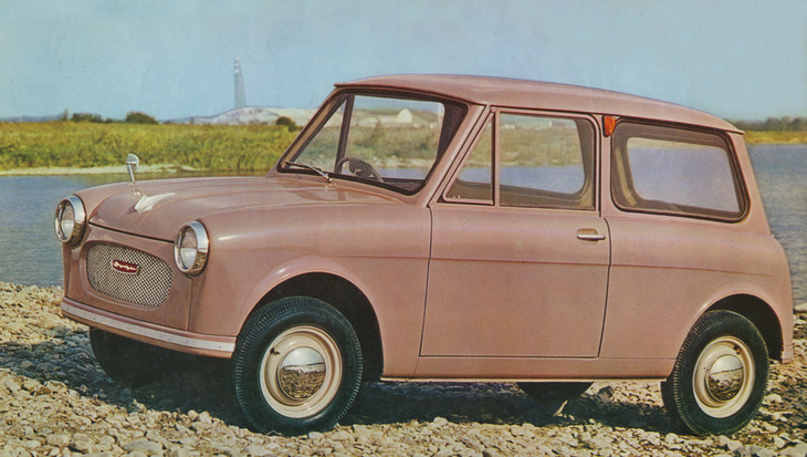 鈴木会長入社翌年の1959年にデビューした「スズライトTL」。同年デビューの「オースチン／モーリス・ミニ」に似た2ボックススタイルのライトバン。軽ボンバンの「アルト」のルーツともいえる。