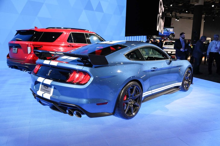 フォードのスポーツクーペ「マスタング」のトップモデルとなる「シェルビーGT500」のリアビュー。大型のリアウイングが備わる。