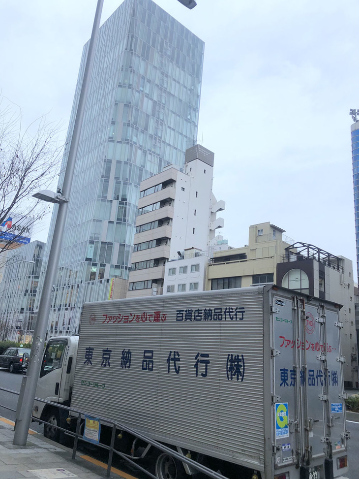 東京納品代行のトラック。個人的には、企業名よりも「ファッションを心で運ぶ」の昭和感あふれる名キャッチのほうが脳裏に焼きつく。東京・表参道で。