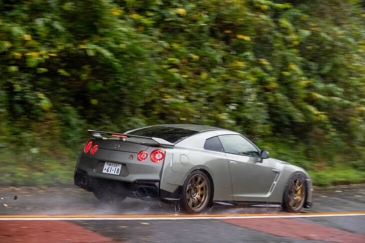 【日産GT-RプレミアムエディションT-specのスペック】
	ボディーサイズ：全長×全幅×全高＝4710×1895×1370mm／ホイールベース：2780mm／車重：1760kg／駆動方式：4WD／エンジン：3.8リッターV6 DOHC 24バルブ ターボ／トランスミッション：6段AT／最高出力：570PS（419kW）/6800rpm／最大トルク：637N・m（65.0kgf・m）/3300-5800rpm／タイヤ：（前）255/40ZRF20 101Y／（後）285/35ZRF20 104Y（ダンロップSP SPORT MAXX GT 600 DSST CTT）／燃費：7.8km/リッター（WLTCモード）／価格：1896万1700円
	
	【取材時の燃費データ】
	テスト距離：338.0km（市街地2：高速道路5：山岳路3）／使用燃料：43.1リッター（ハイオクガソリン）／参考燃費：7.8km/リッター（満タン法）／8.0km/リッター（車載燃費計計測値）