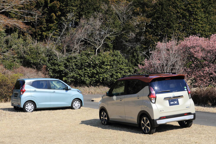 新型「三菱eKクロスT」（右）と「eKワゴンG」（左）。