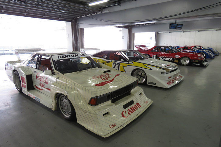 1970年代末から1980年代の前半に人気を博したシルエットフォーミュラのマシン。手前から、「ブルーバード スーパーシルエット」（1984年）、「ニチラ インパル シルビア ターボ」（1983年）、「スカイライン スーパーシルエット」（1982年）。