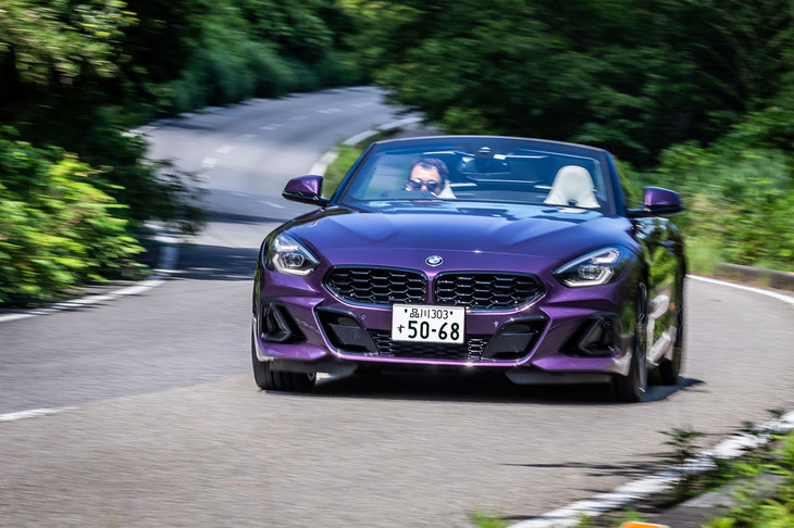 日本に導入される「Z4」には、ボディー同色となる専用のフロントエプロンやリアエプロン、サイドスカートがセットになる「Mエアロダイナミクスパッケージ」が標準で装備される。これらのアイテムはエアフローを最適化し、空力性能を向上させるという。