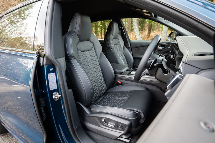 「RS Q8」のシートはレザーとアルカンターラのコンビタイプが標準だが、オプションでバルコナレザーのフルレザーシート（写真）も用意される。