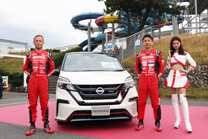 当日までシークレットだった特別ゲストは、今年もSUPER GTでNo.23 MOTUL AUTECH GT-Rを駆り、熱い戦いを見せてくれた松田次生選手とロニー・クインタレッリ選手。そして、AUTECHレースクイーンの北川瑛里奈さんだ。