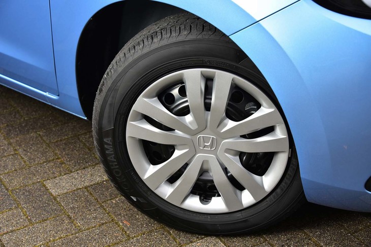 「ベーシック」では15インチのタイヤ＆ホイールが標準装備。スチールホイールには10スポークデザインのキャップが備わる。