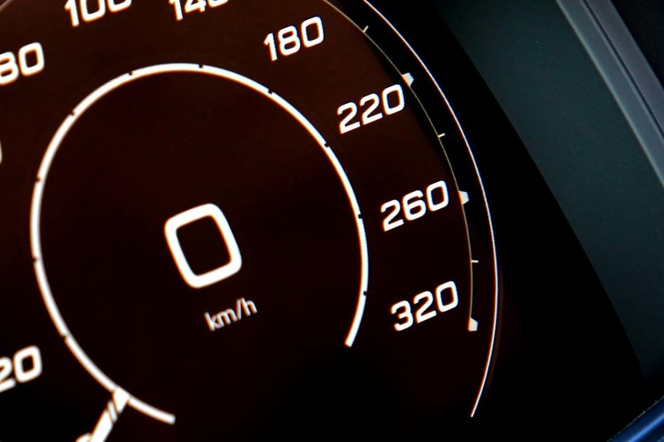 標準状態では最高速が250km/hに制限される。試乗車はオプションによって305km/hにまで引き上げられていた（セラミックブレーキの装着が必須）。