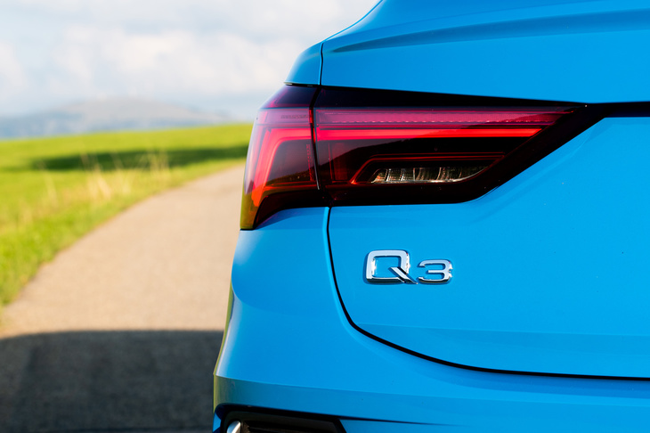 アウディではこれまで、クーペライクなスタイリングのSUVには“Q＋偶数”の車名が与えられていたが、この「Q3スポーツバック」では、その通例が破られることとなった。