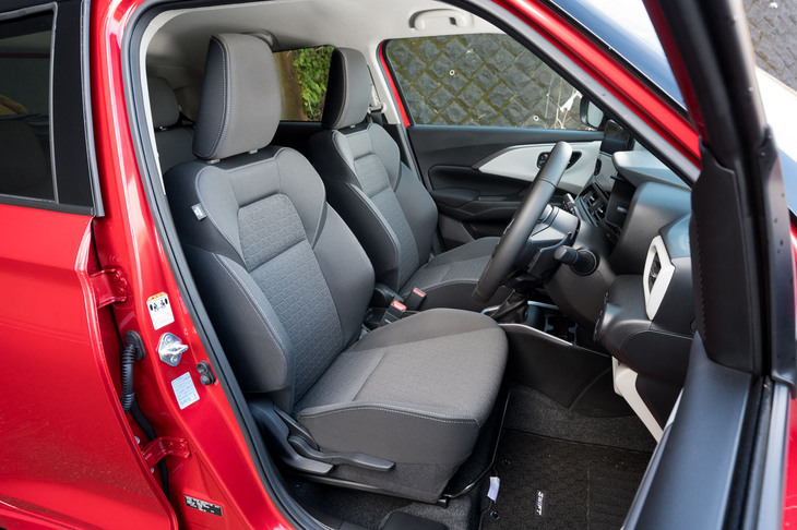 従来型のシートはお尻から座るとサイドサポートがすぐにつぶれてしまったが、新型ではウレタンに芯が入ったかのようにしっかりした。サイズにもゆとりがある。