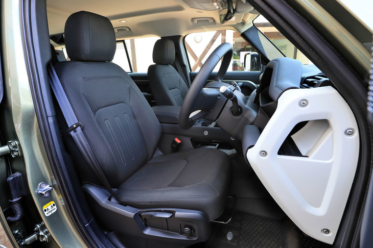 前席にはすべての調整が電動式となるフル電動シートと、リクライニングのみ手動となるセミ電動シートを用意。シート表皮はファブリックが標準で、オプションでレザーシートも用意される。
