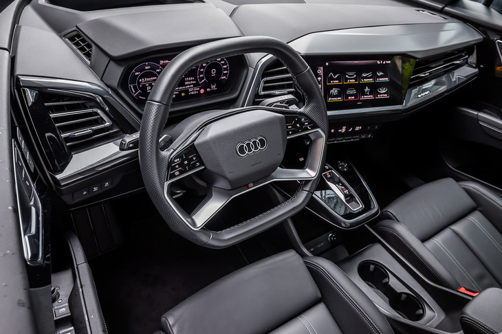インテリアは、センタークラスターを運転席側に向けたドライバーオリエンテッドなデザイン。上下ともフラットになる特徴的なデザインのステアリングホイールが、アウディとして初採用されている。