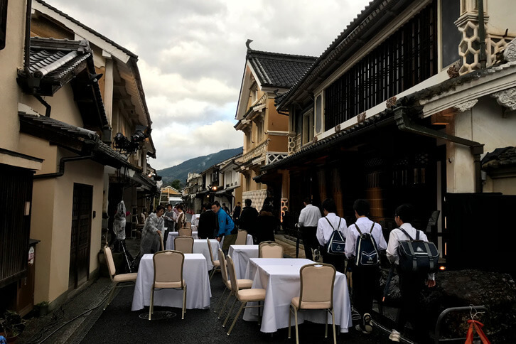 準備中のダイニングアウト会場にて。下校中の中学生たちが口々にあいさつをしてくれた。