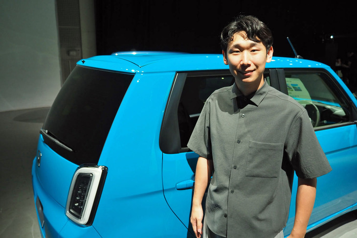 「N-ONE e：」のエクステリアデザインを担当した中島英一（なかしま えいいち）さん。「リアデザイン変更は、われわれデザインセンターから提案しました。BEVの走りのイメージを、なんとかプロポーションのなかに取り入れたかったからです」とN-ONE e：のこだわりポイントについて語った。