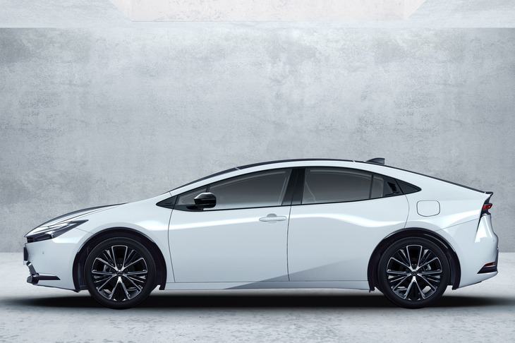 「プリウス」のサイドビューを見ると、ルーフのピーク（一番高い部分）が後席の上あたりにきている。先代は車体の中央付近にピークがあったが、実はそのほうが空気抵抗は小さくて済む。この形状は“デザイン重視”のものなのだ。