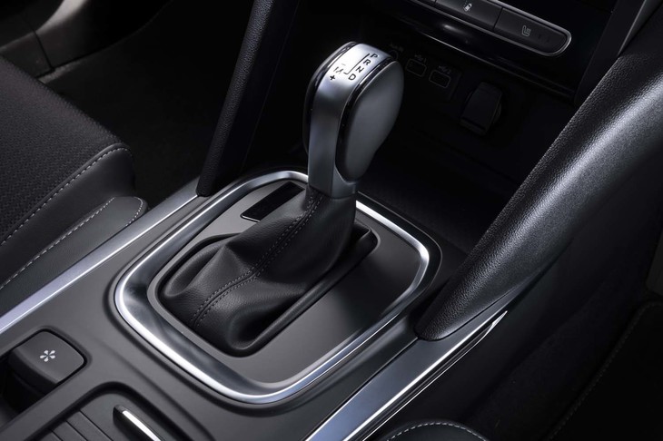 変速機は7段のデュアルクラッチ式AT「EDC」。ギアチェンジは極めてスムーズだ。