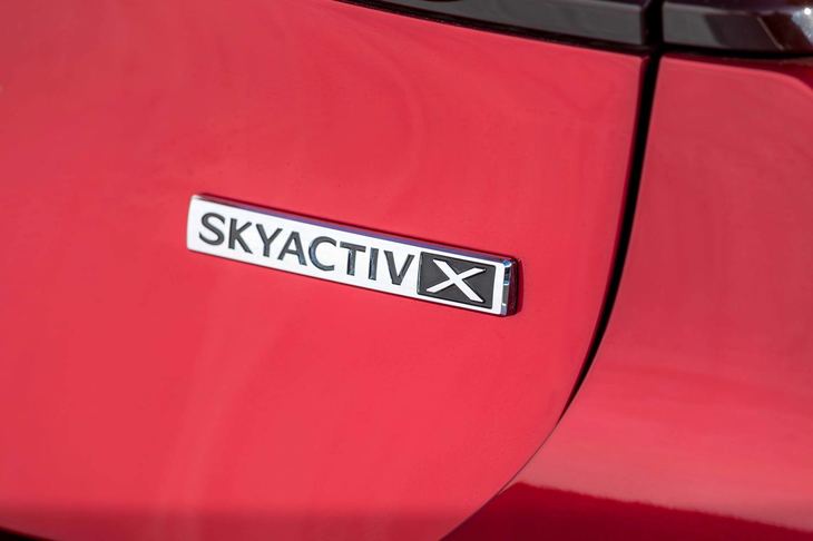 テールゲートに装着される「SKYACTIV-X」のバッジ。圧縮着火式ガソリンエンジンの実用化は、これが初の例となる。