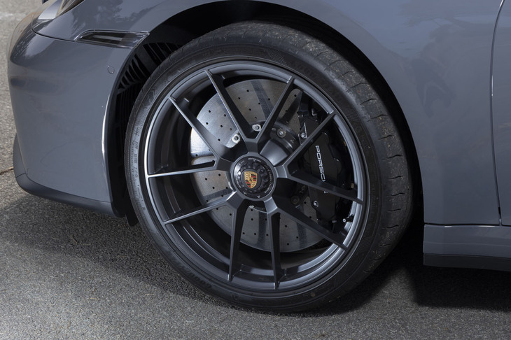 タイヤサイズはフロントが245/35ZR20でリアが315/30ZR21。巨大なセラミックコンポジットブレーキは170万円のオプション。