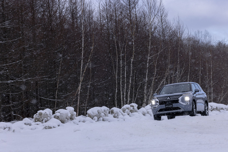 多彩なドライブモードを誇る「アウトランダー」だが、「ノーマル」モードの制御が優れているため、実際に「スノー」モード等が必要なシーンはごく限られている。