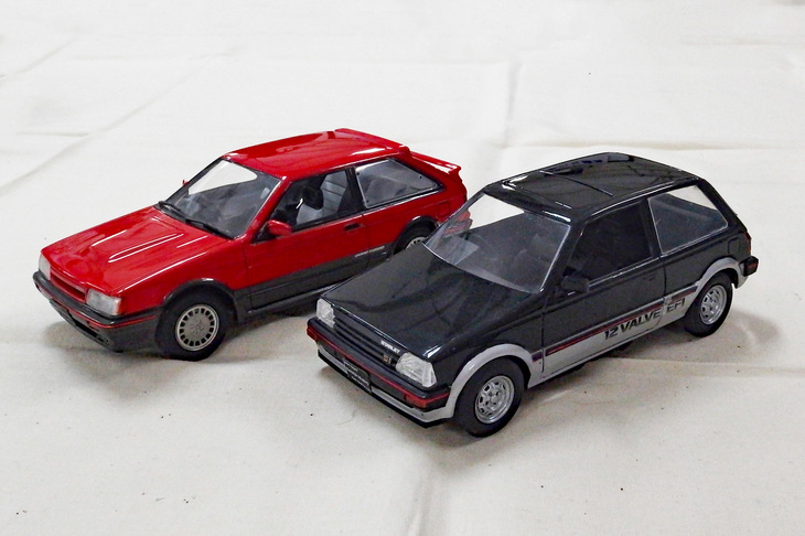 ホットハッチ2態。奥の「マツダ・ファミリア フルタイム4WD GTX」はフジミの1/24「トヨタ・カローラ レビン3ドア1600GT」（AE86）、手前の「トヨタ・スターレット1300Si」（EP71）はイマイの1/24「ダイハツ・クオーレ」がベースとのこと。そう聞いたところで、まったくわからないが。