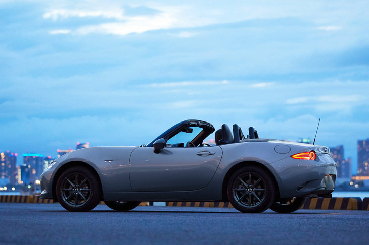 3人全員が「希代の快作」ということで合意した4代目「マツダ・ロードスター」。某若手シンガーソングライターの歌じゃないけれど、正面で見ても横から見ても下から見てもいいクルマ。