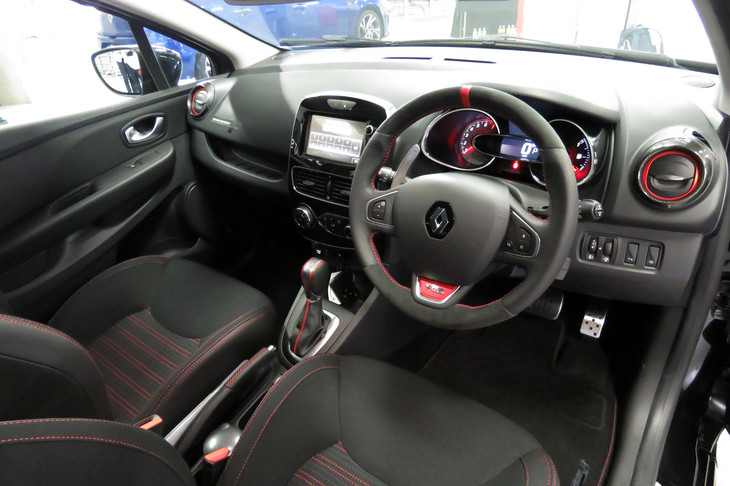 「ルーテシアR.S.18」のインストゥルメントパネルまわり。