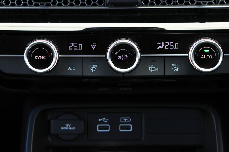 プラチナクロームメッキが施されたエアコンのダイヤルスイッチ。視覚的な美しさに加え、操作感のよさも自慢だ。