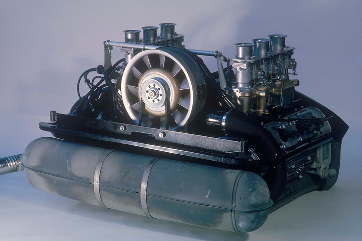 初代「911」に搭載された2リッター水平対向6気筒エンジン。空冷から水冷へ、SOHCからDOHCへと改良が加えられたものの、今なおRRの駆動レイアウトと並んで、911シリーズの大きな特徴となっている。