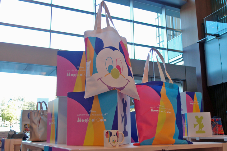 写真のトートバッグは、「ディズニー ミッキー90周年 マジック オブ カラー」の限定品。価格は2160円。