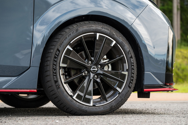 タイヤサイズは前後とも205/50ZR17。鍛造並みの強度と軽量化を実現したというホイールは「NISMOチューンドe-POWER 4WD」専用品だ。