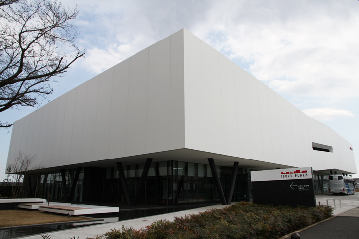 いすゞ自動車藤沢工場とは道を1本挟んだ隣接地に建つ、いすゞプラザ。