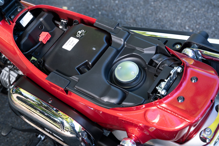 燃料タンクはシートの下に配置。給油の際は「スーパーカブ」などと同じく、シートを前に跳ね上げる必要がある。