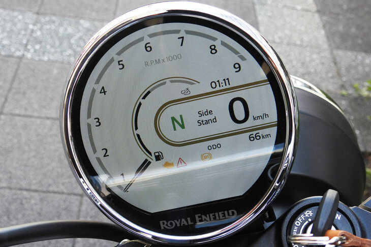 「ヒマラヤ450」や「ゲリラ450」にも装備される、丸型5インチのTFTモニター。表示できる情報は豊富で、表示レイアウトも2種類から選択できるなど、非常に多機能だ。アナログ野郎の記者にはもったいない装備だった。