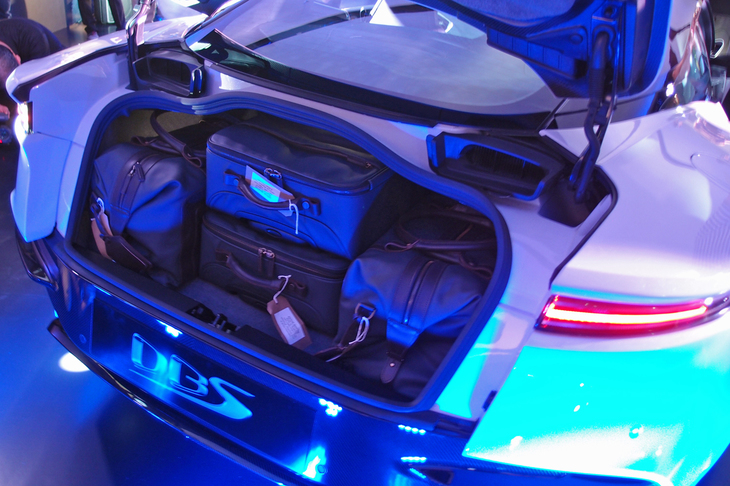 トランクは、カーボンファイバー製のリッドが採用されている。写真はバッグ類を積み込んだ様子。