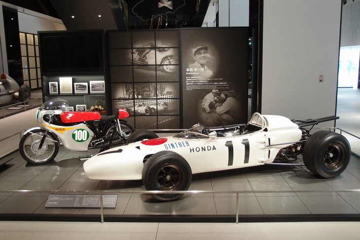 富士モータースポーツミュージアムは現在、国内外の自動車メーカー10社の協力を得て常設展示を行っている。ホンダもそのひとつで、館内には貴重な2台のグランプリ優勝マシン、「RA272」（1965年／写真右）と「RC162」（1961年／同左）が展示されていた。