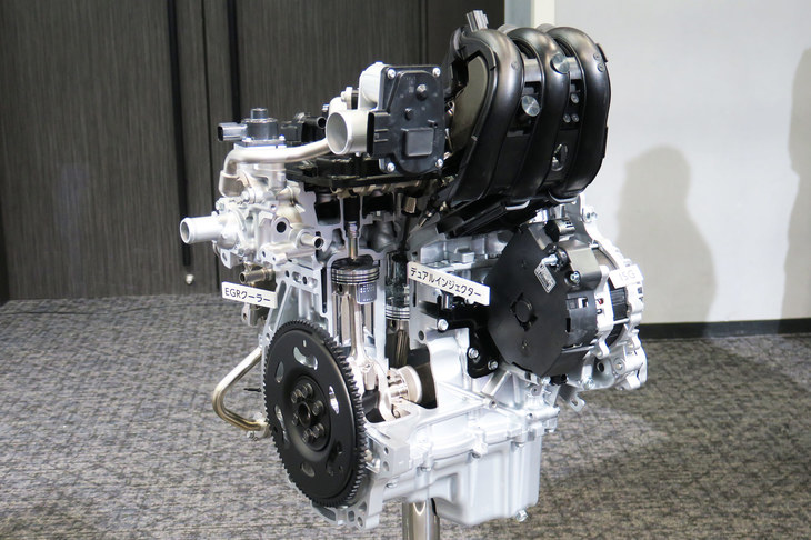 続いて技術展示を見学。こちらは新開発の「R06D」エンジンのカット模型。