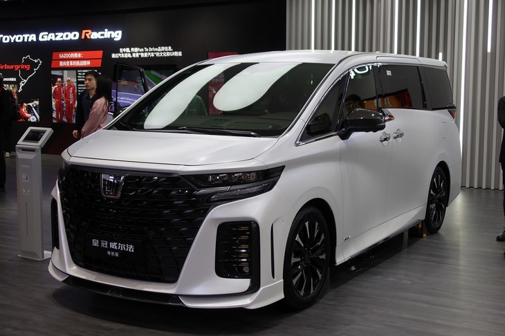 日本から輸出の「ヴェルファイア」……だけどエンブレムは「クラウン」。現地ではクラウンブランドで販売されている。