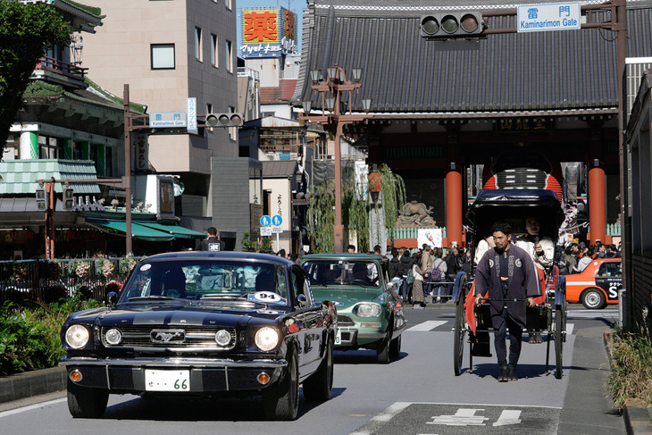 浅草・雷門前を人力車と並走する1966年「フォード・マスタングGT」、そして1973年「シトロエン・アミ スーパー」。